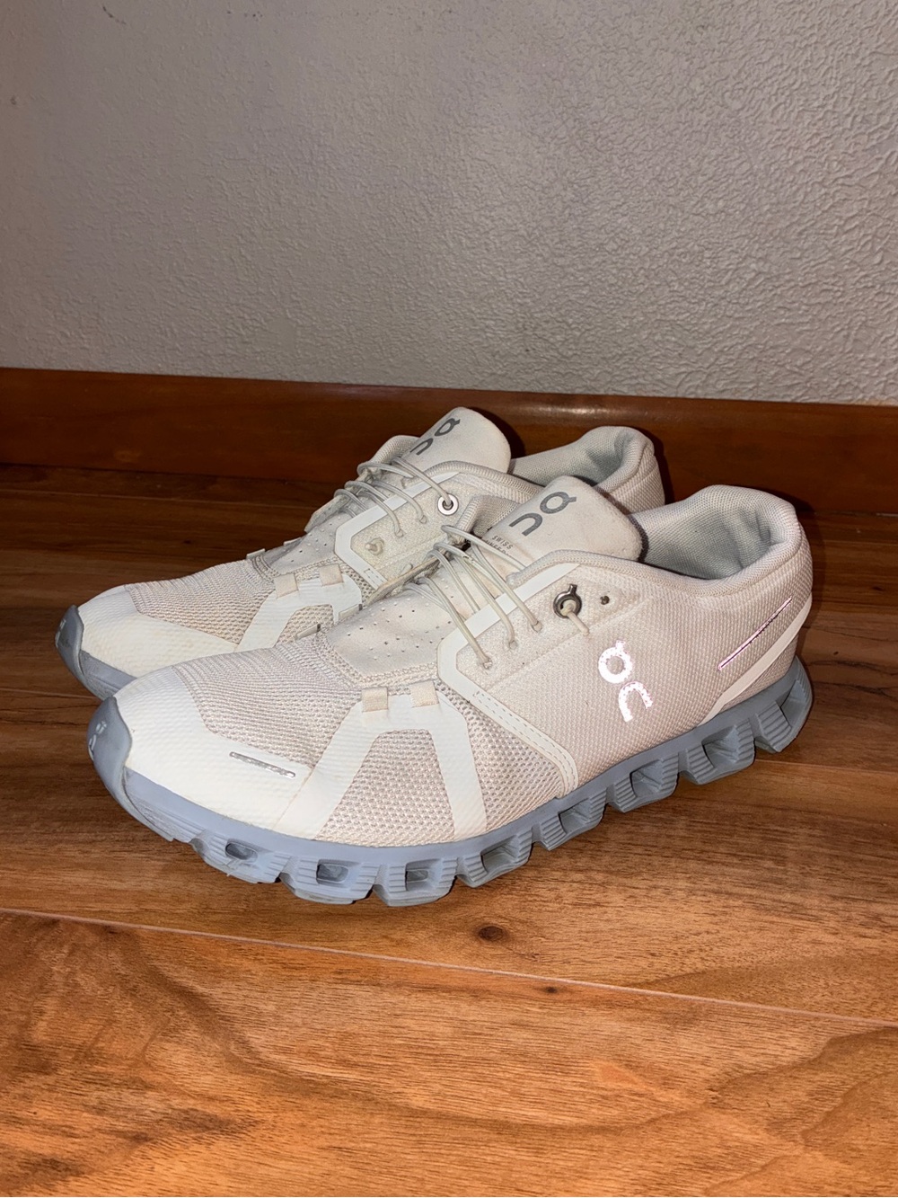 On Cloud 5 Women’s Athletic Running Sneaker Shoes, white w/ blue soles - size 10